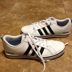 I’m selling adidas superstars